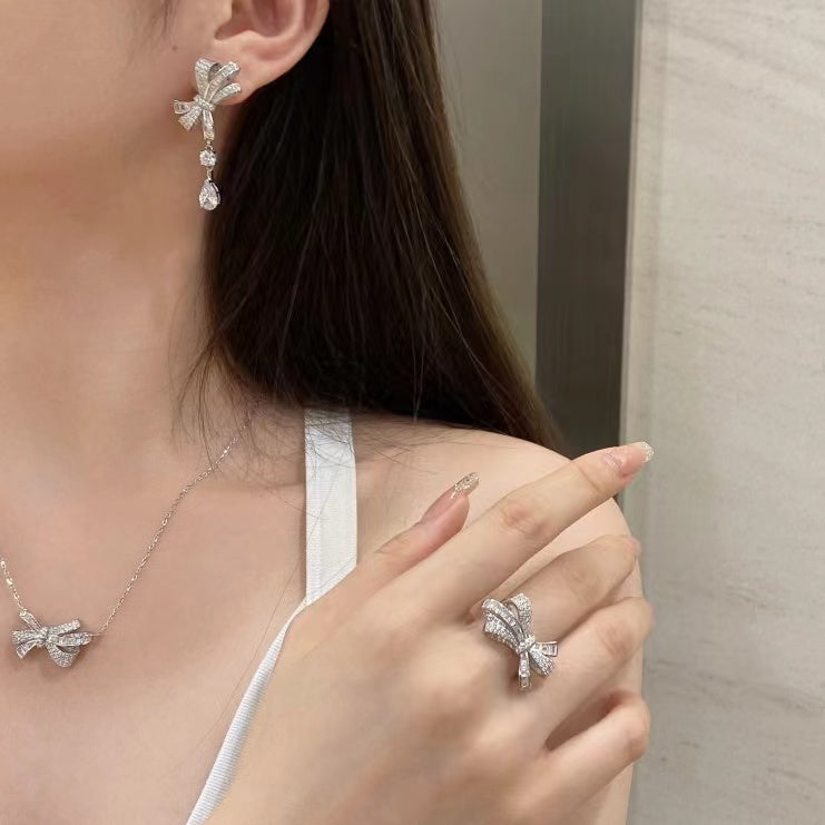 Collier en argent sterling avec nœud scintillant