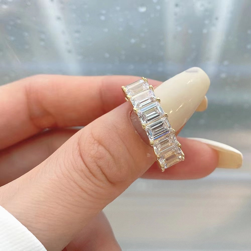 Anillo de plata esterlina con banda de diamante esmeralda