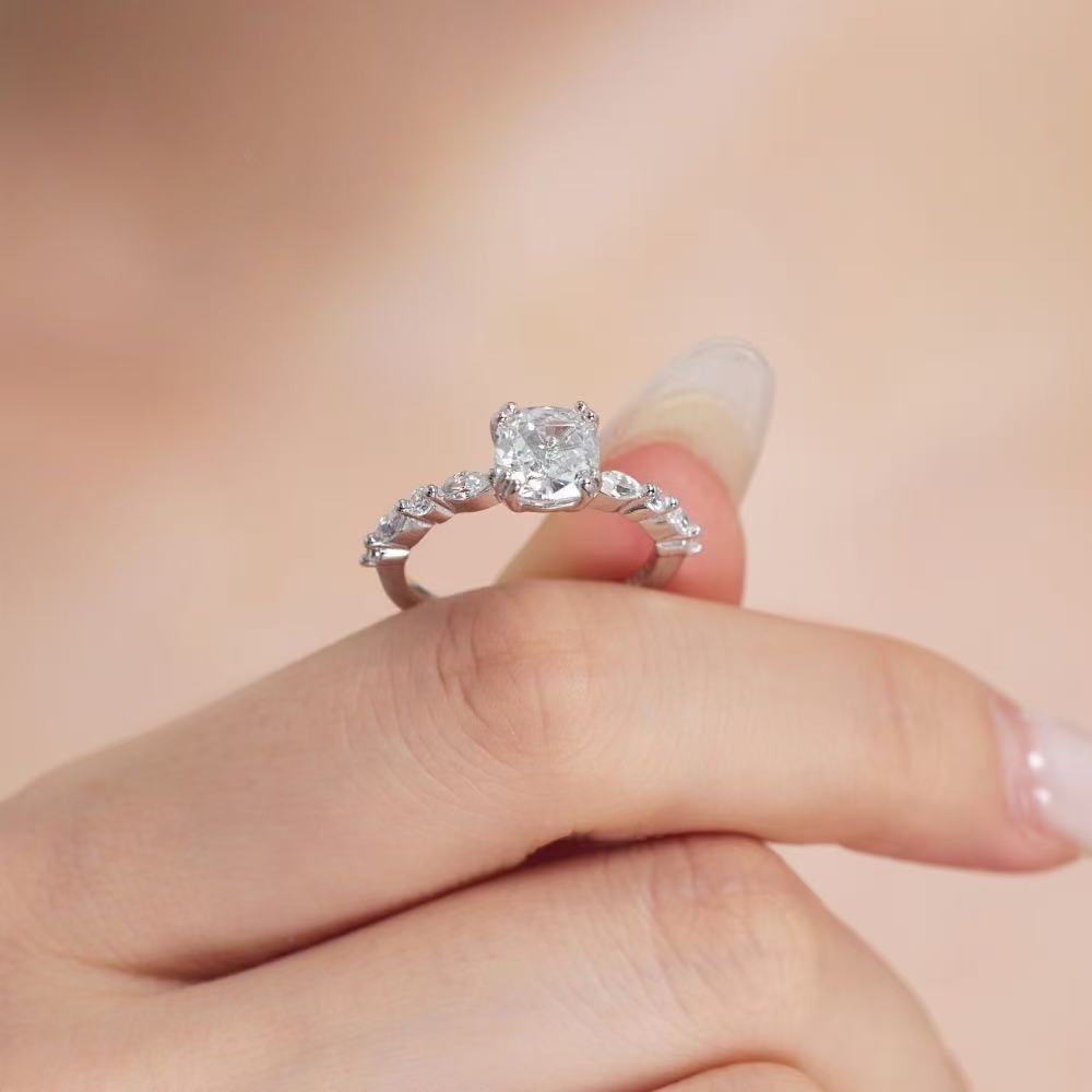 Coussin de bague en argent sterling Adore