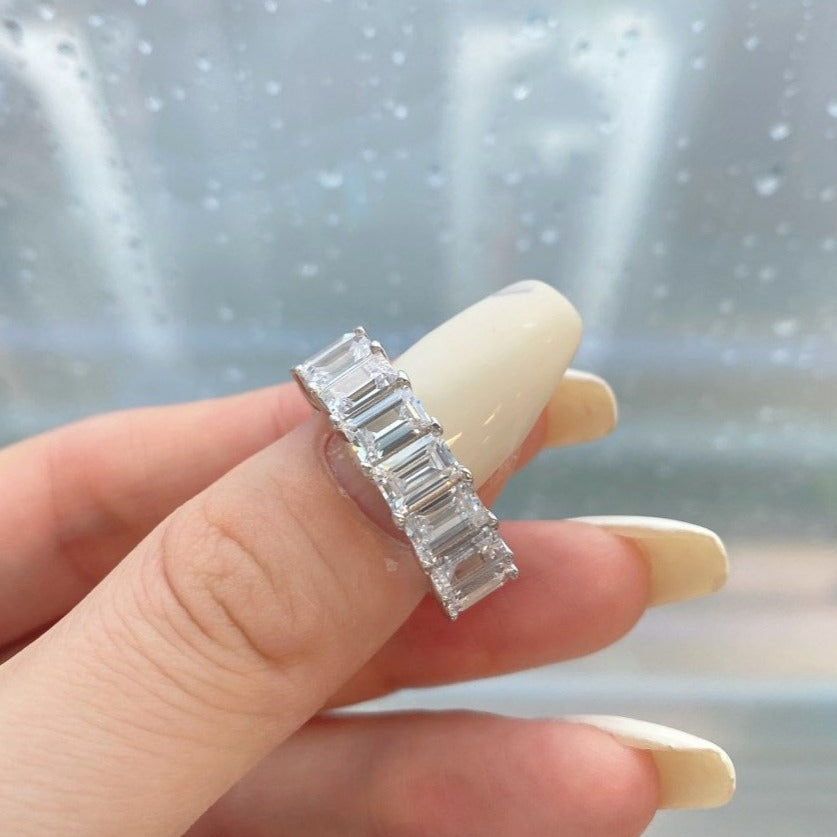 Anillo de plata esterlina con banda de diamante esmeralda