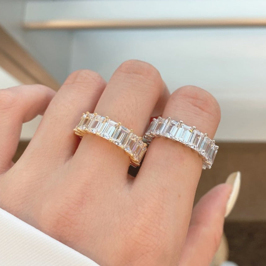 Anillo de plata esterlina con banda de diamante esmeralda