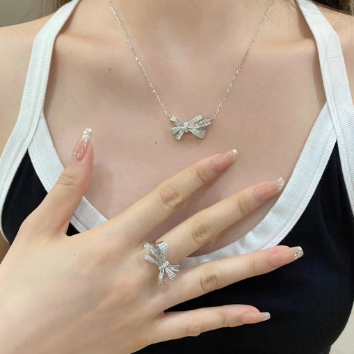 Collier en argent sterling avec nœud scintillant