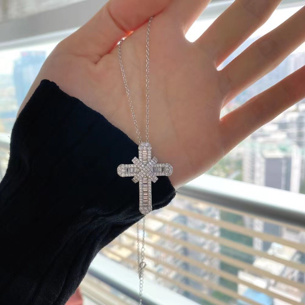Collier croix éternelle en argent sterling