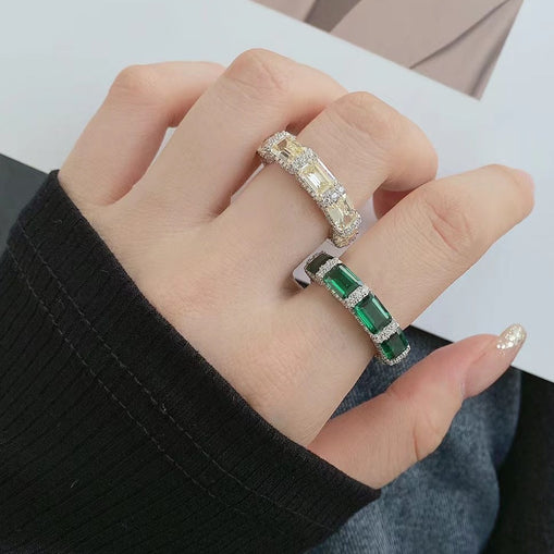 Bague en argent sterling avec bande d'émeraude