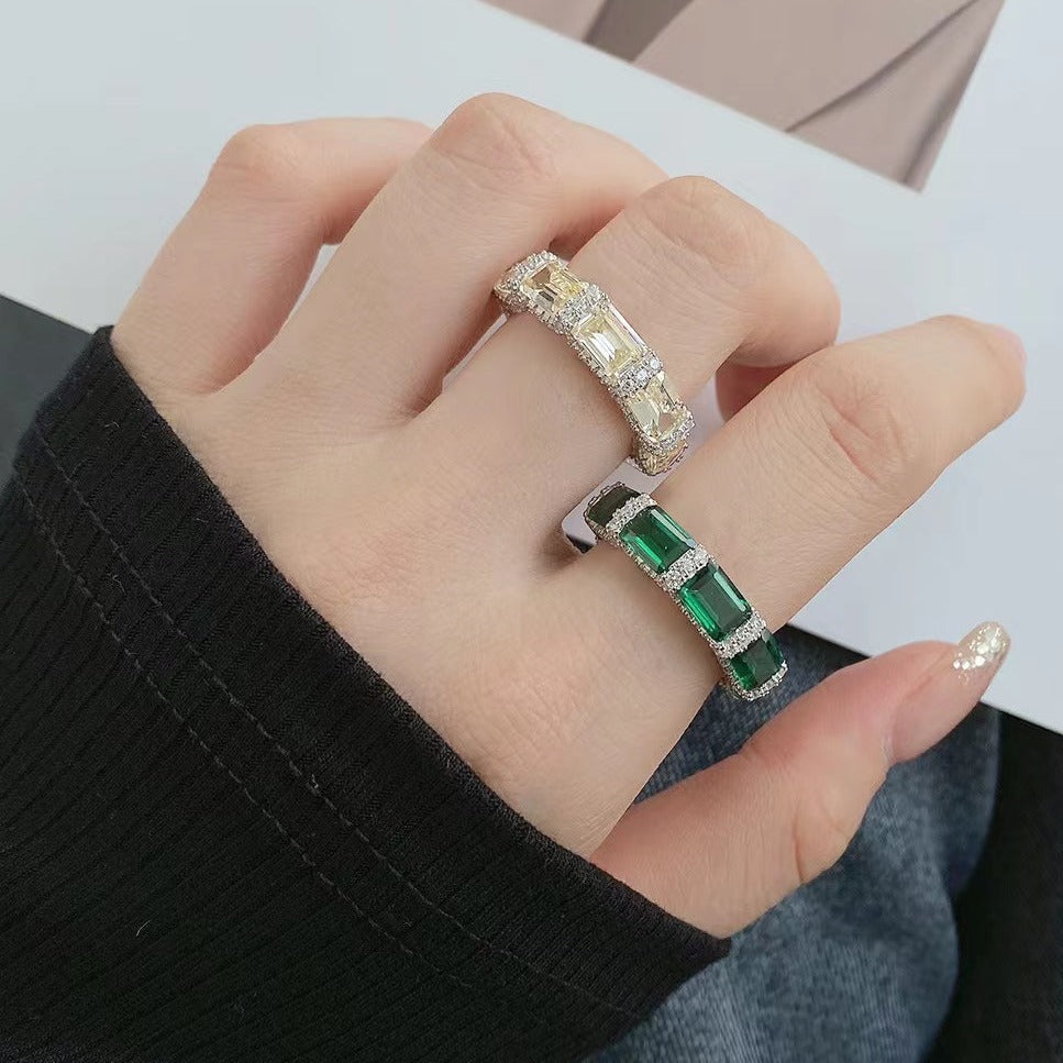 Bague en argent sterling avec bande d'émeraude